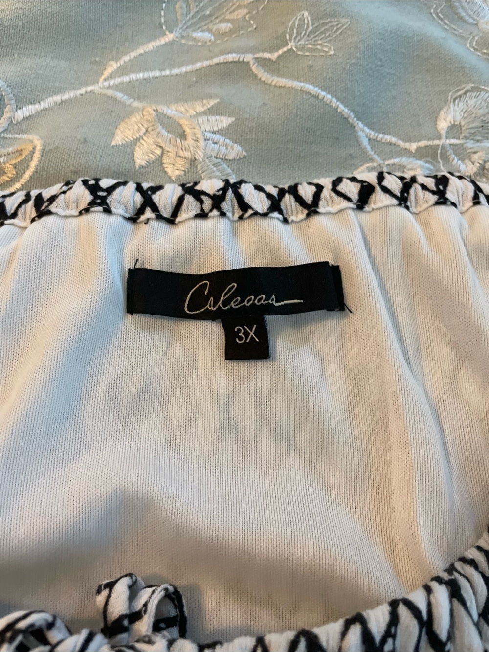 CALESSA Embroidered White Tunic with Multicolor Floral Detail - Picture 11 of 15